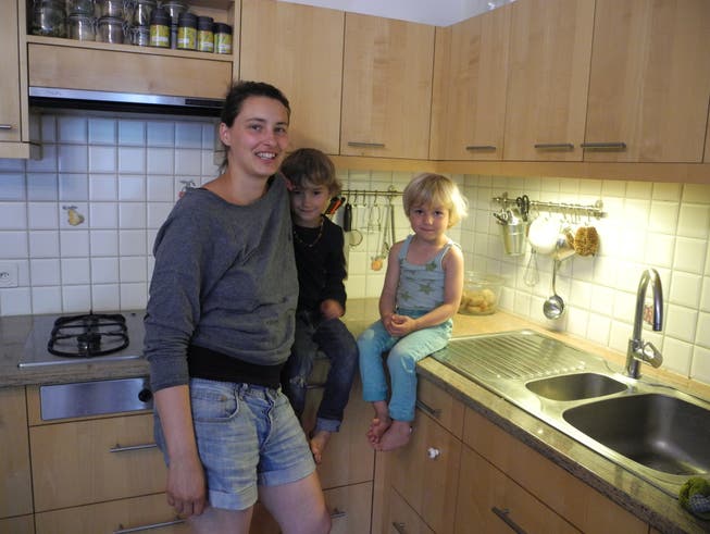 Anja Hänggi mit Marlon (4) und Nevio (3) in ihrer Küche in Rüttenen: Hier wird nur vegan gekocht.