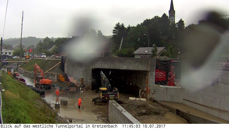 Webcam auf der Eppenbergtunnel-Baustelle: Die Arbeiter am Portal auf Gretzenbacher Seite stehen ordentlich im Sumpf.