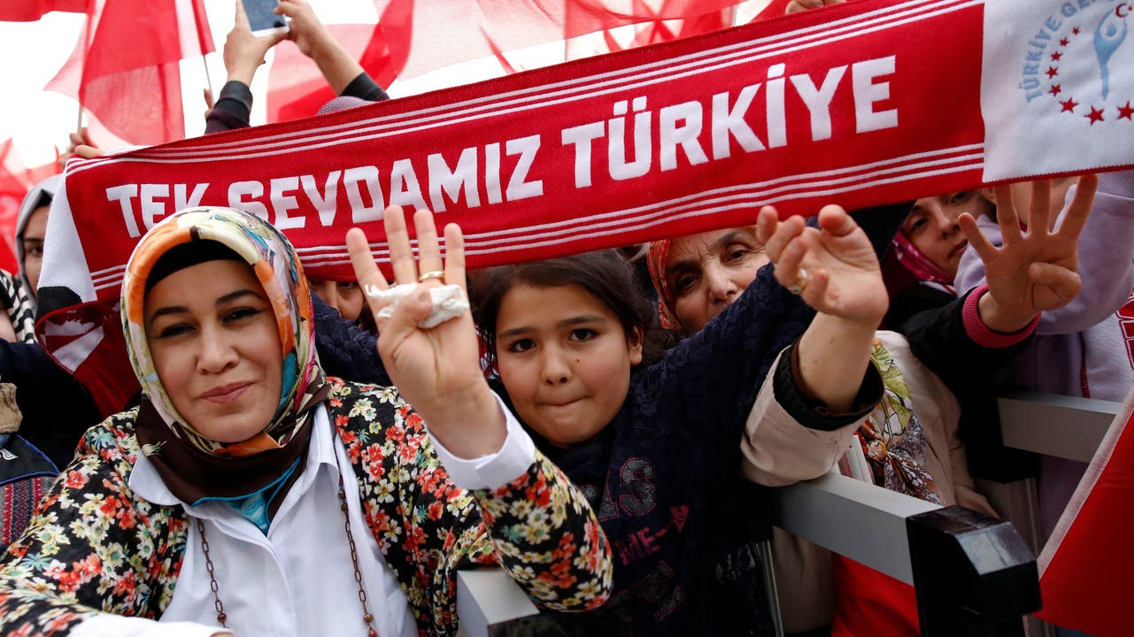 Erdogan-Anhänger feiern den Ausgang des Referendums vor dem Präsidentschaftspalast in Ankara.
