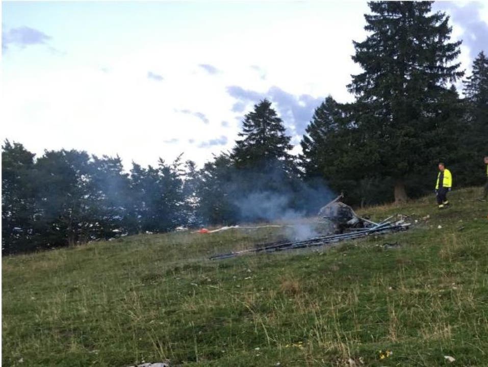 Creux-du-Van (NE), 22. August Beim Absturz eines Ultraleicht-Flugzeugs sind im Kanton Neuenburg am Dienstagabend zwei Personen ums Leben gekommen. Das Flugzeug geriet nach dem Absturz in Brand.