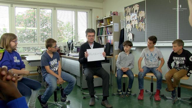 Der Bettlacher Lehrer Edgar Studer mit seiner Klasse 3A im Film von Katja Reinhard und Lukas Eggenberg zum Thema Mobbing in der Schule.