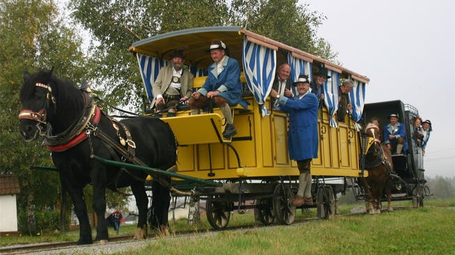 Die historische Pferdeeisenbahn mit dem rekonstruierten Ausflugswagen bei Kerschbaum in Oberösterreich.