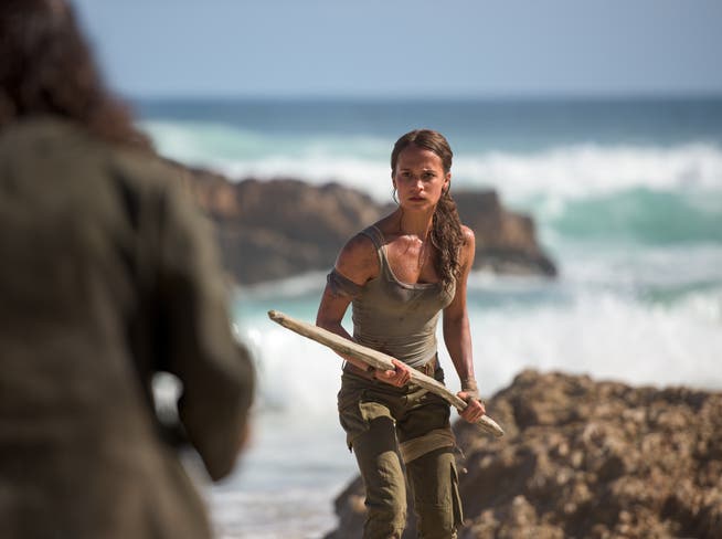 Ein Stück Holz statt zwei Pistolen: Lara Croft (Alicia Vikander) beweist im neuen «Tomb Raider»-Film vor allem Durchhaltekraft.