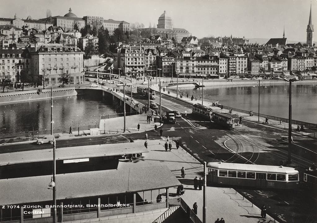 Blick auf die Bahnhofbrücke nach 1951. Das Gebäude, das erst das Warenhaus Globus und heute den Coop beherbergt, wurde 1960 gebaut.