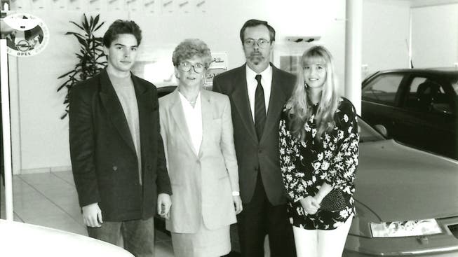 1992 eröffnete Ruedi Tinner (2. v. r.) die Garage «Ruedi Tinner AG» an der Mellingerstrasse. Mit dabei Sohn André, Frau Hanny und Tochter Corrinne.