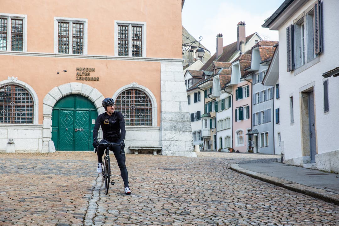 Fabian fährt für einen Clip zu «Chasing Cancellara» durch Solothurn: Fabian Cancellara steht für Dreharbeiten für einem Clip zu «Chasing Cancellara» auf dem Zeughausplatz.
