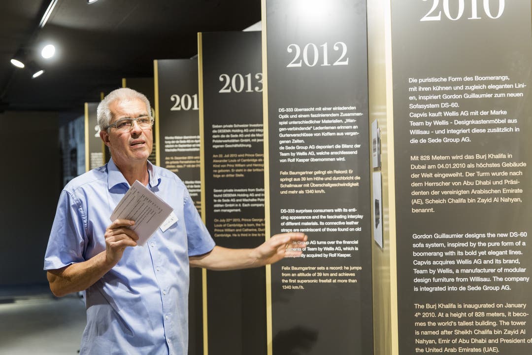 Entwickler Andrew Bryan führt an der Museumseröffnung beim Möbelhersteller De Sede durch die Ausstellung