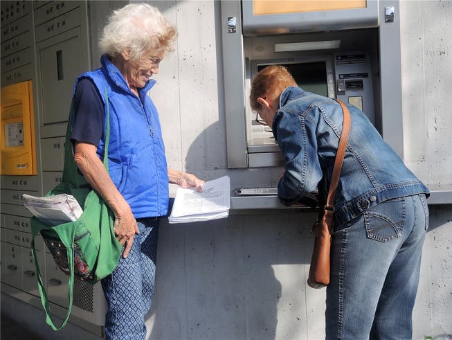 Die 84-jährige Würenloserin Sonja Vionnet sammelte Ende März innert kürzester Zeit 1605 Unterschriften gegen die Schliessung der Poststelle. az archiv/gal
