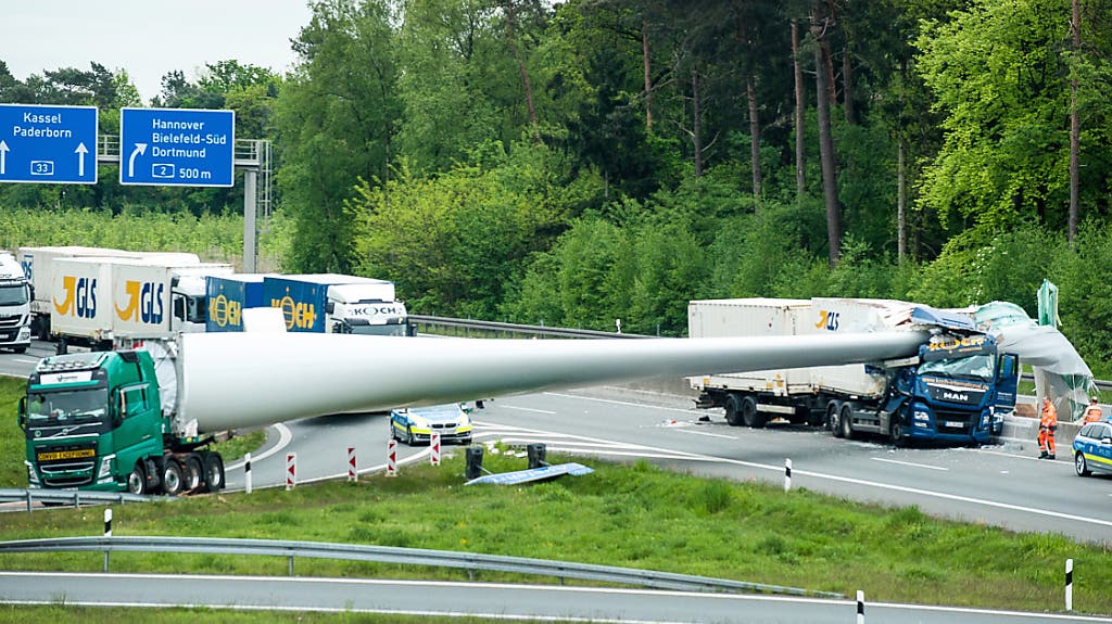 Bielefeld (Nordrhein-Westfalen), 15. Mai 2017 Ein Schwertransporter hat auf der deutschen Autobahn A33 einen Windradflügel verloren. Der Flügel bohrte sich bei dem spektakulären Unfall in einen Lastwagen. Es kam in der Folge zu kilometerlangen Staus.