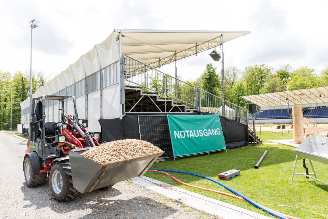 Aufbauarbeiten für das Aargauer Kantonalschwingfest 2017 in Brugg Aufbauarbeiten für das Aargauer Kantonalschwingfest, am 4. Mai 2017 in Brugg. Das 111. Aargauer Kantonalschwingfest findet vam 7. Mai im Schachen in Brugg statt.