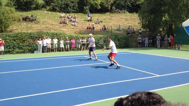 Der eigentliche Protagonist: Roger Federer trainiert parallel zu den NLA-Spielen.