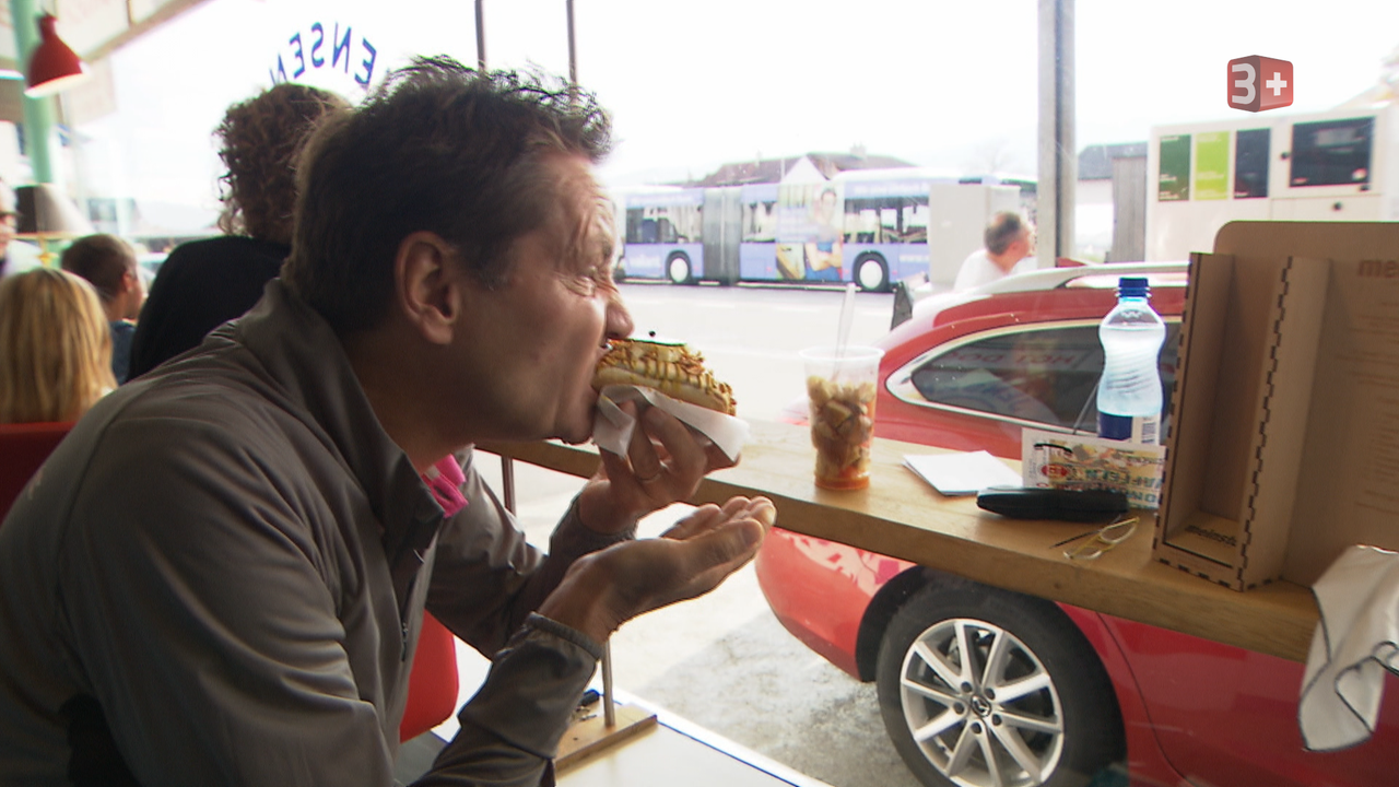 Restauranttester Daniel Bumann probiert einen Hotdog im Untersiggenthaler «Jensen's Food Lab»