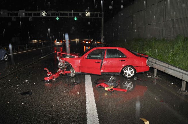 Eine 19-jährige Autofahrerin kollidierte am Samstagabend mit zwei Leitplanken.
