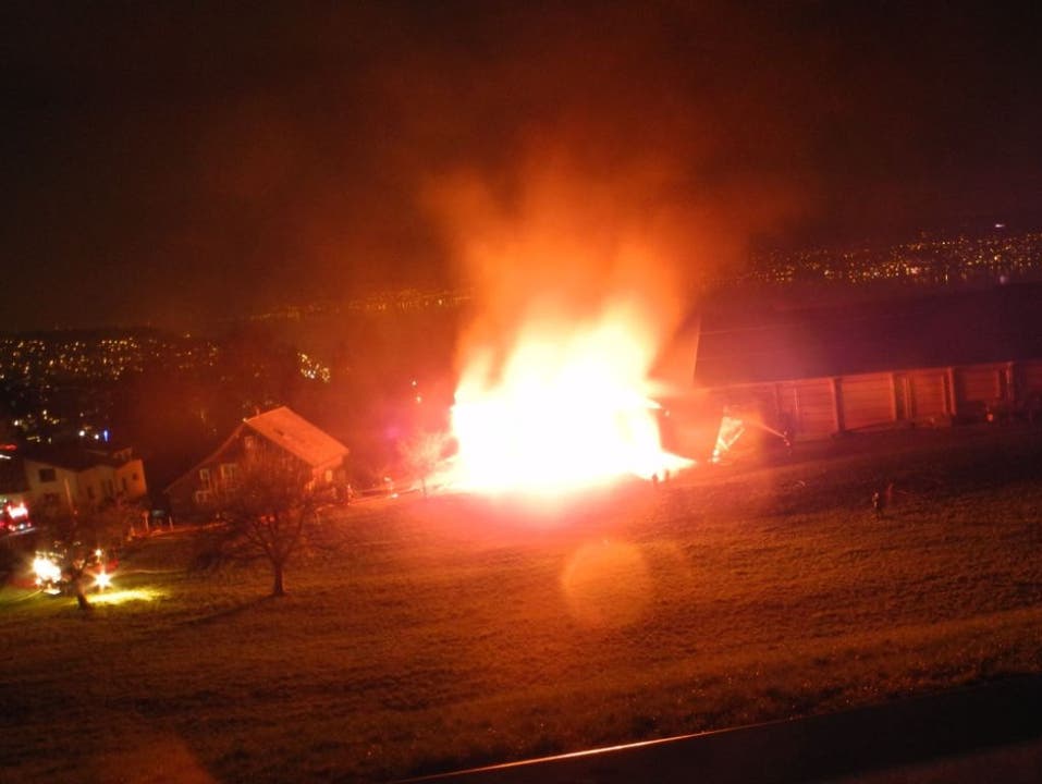 Schindellegi (SZ), 27. Januar Von weitem sichtbare Flammen: Remise in Schindellegi SZ brannte komplett aus.