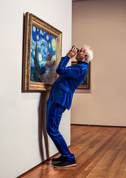 Bill Murray, fotografiert im Museum of Modern Art New York mit dem Original des Nachthimmel von Vincent van Gogh.