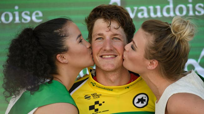 Stefan Küng darf sich küssen lassen – er ist neuer Leader der Tour de Suisse.