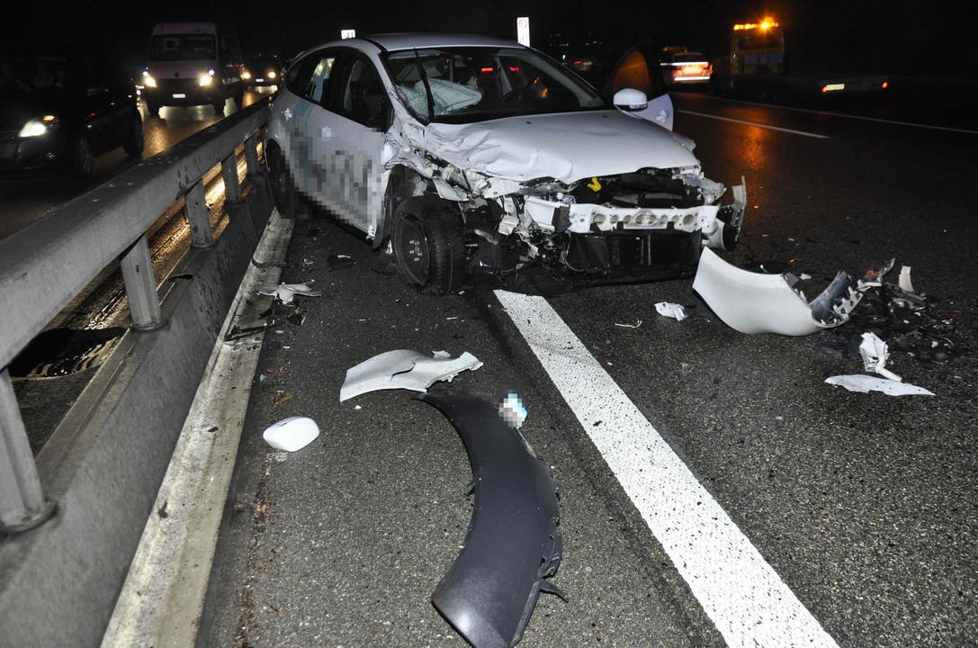 Flumenthal/Wiedlisbach (SO/BE), 22. Dezember Auf der Autobahn A1 kollidierten am Freitagabend drei Fahrzeuge. Drei Personen wurden verletzt. Wegen den verstreuten Fahrzeugteilen waren die Fahrzeugspuren kurz blockiert.