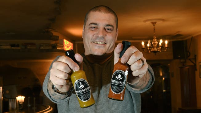 JP Peronace wurde mit seiner Hot Sauce «Assbuster» Weltmeister 2018, links seine neue Sauce «Painapple».