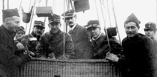 Der spätere Professor August Piccard unverkennbar in der Mitte, links aussen Oskar Bider zusammen mit seinen Pilotenkollegen Pillichody und Simonius. Das Foto dürfte kurz vor dem Start in Schlieren aufgenommen worden sein.