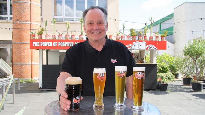 Alex Künzle mit vier seiner aktuellen Biere – an den Biertagen wird «Öufi» gleich mit acht verschiedenen Sorten aufwarten.
