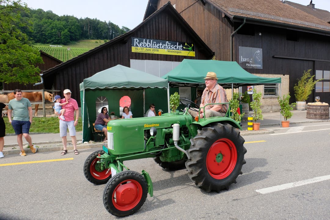 Rebblüetefäscht Weiningen 2018 Samstag Oldtimer-Traktor-Parade durchs Weininger Rebblüetefäscht-Gelände.