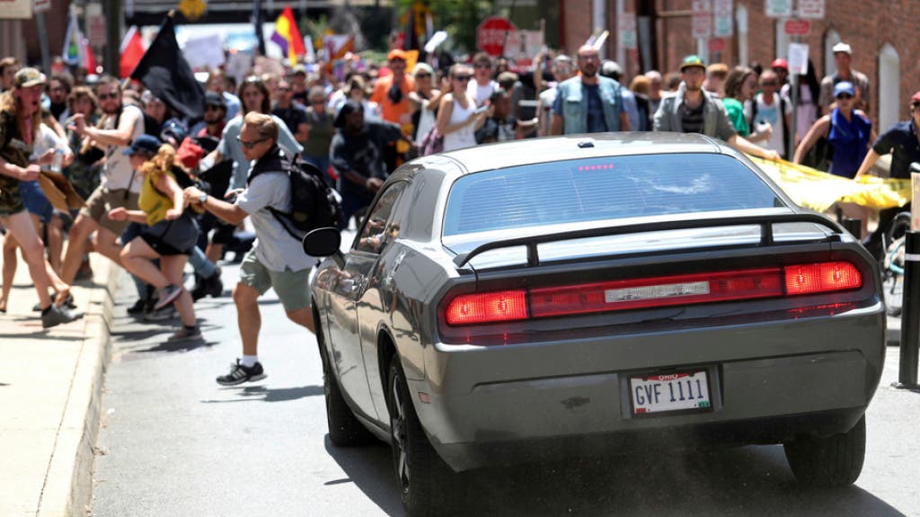 Ein Auto ist in eine Gruppe von Menschen gerast, die gegen einen Aufmarsch von Rechtsextremen demonstriert haben.