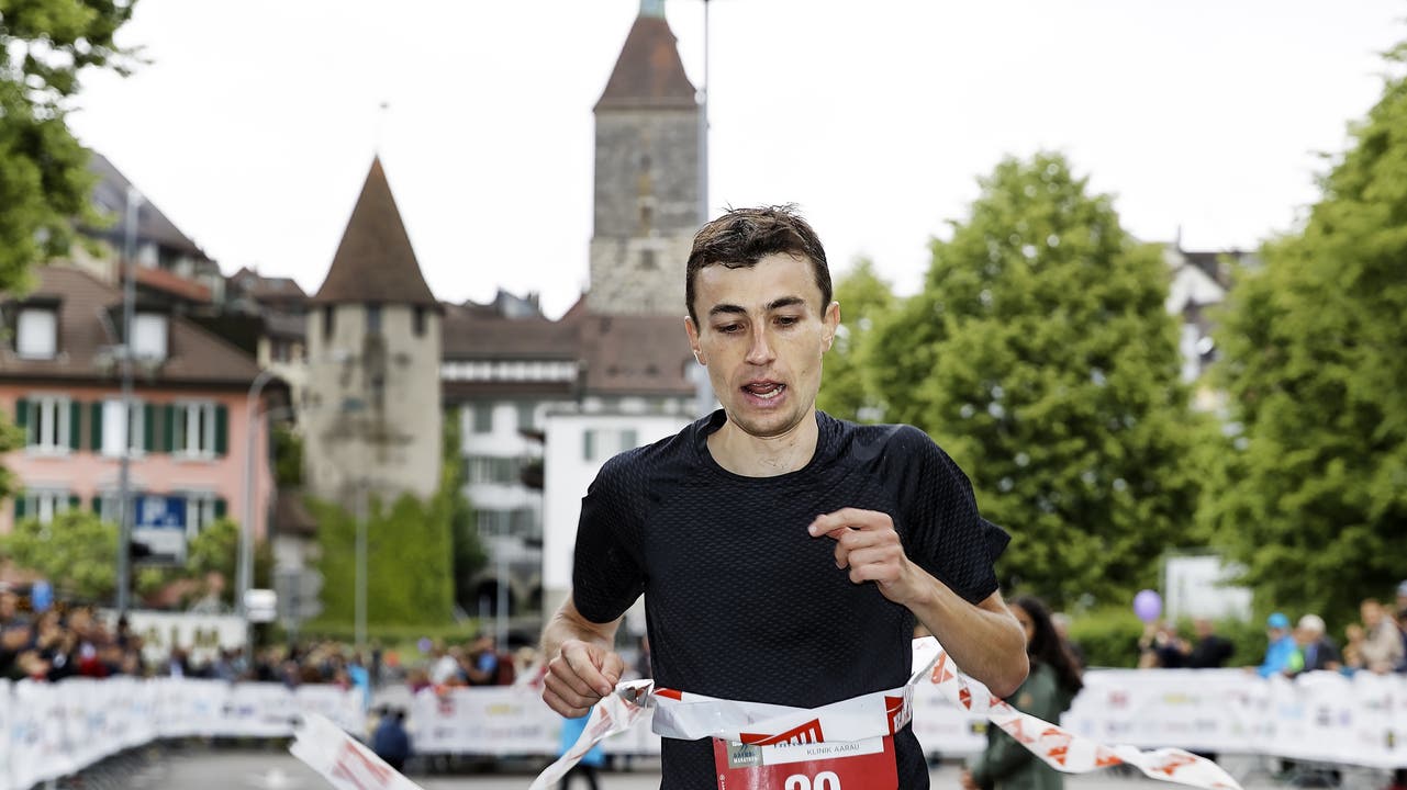 Aargau Marathon 2018 Der Sieger Fabian Meier im Ziel in Aarau.