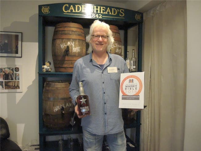 Whisky-Importeur Peter Siegenthaler aus Baden mit dem Siegerdiplom.