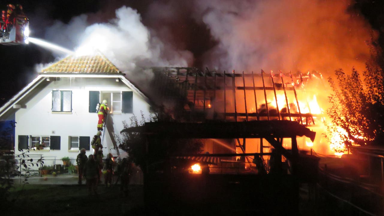 Das Wohnhaus konnten die Feuerwehrleute sichern. Es wurde gleichwohl stark beschädigt.