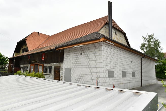 Die mit Holzschnitzeln betriebene Wärmezentrale in Kestenholz wird diesen Sommer für einen ausgeglichenen Betrieb mit fünf 5000-Liter-Speichern ausgestattet.