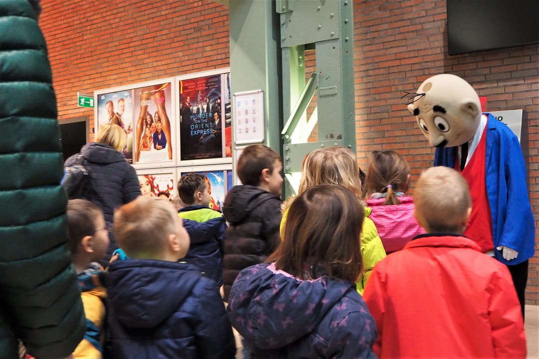 500 Kinder aus acht Zurzibieter Gemeinden sind in Baden zu Besuch, um den Papa-Moll-Film im Trafo zu schauen. 500 Kinder aus acht Zurzibieter Gemeinden sind in Baden zu Besuch, um den Papa-Moll-Film im Trafo zu schauen.