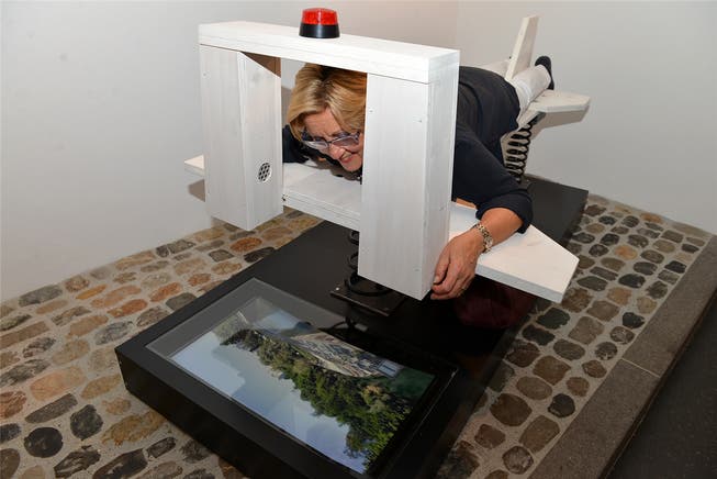Eine Besucherin testet die «Air Kindermuseum», mit der man von Baden bis ins Albula-Tal «fliegt».