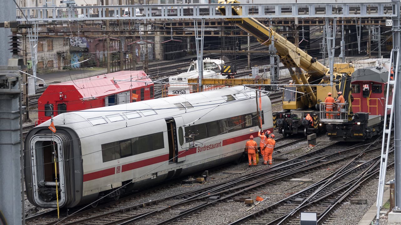Zug-Entgleisung in Basel Die entgleisten Wagen wurden am Donnerstag 30.11.17 wieder auf die Schienen gestellt.