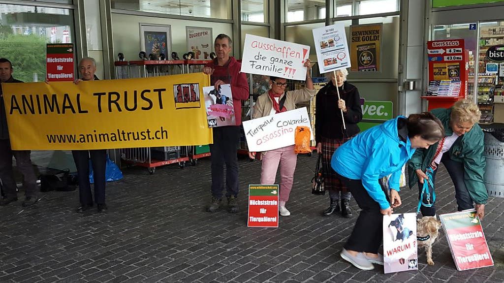 Zum Auftakt des Prozesses vor dem Bezirksgericht Zofingen forderten Tierschützer eine harte Strafe für das angeklagte Ehepaar.