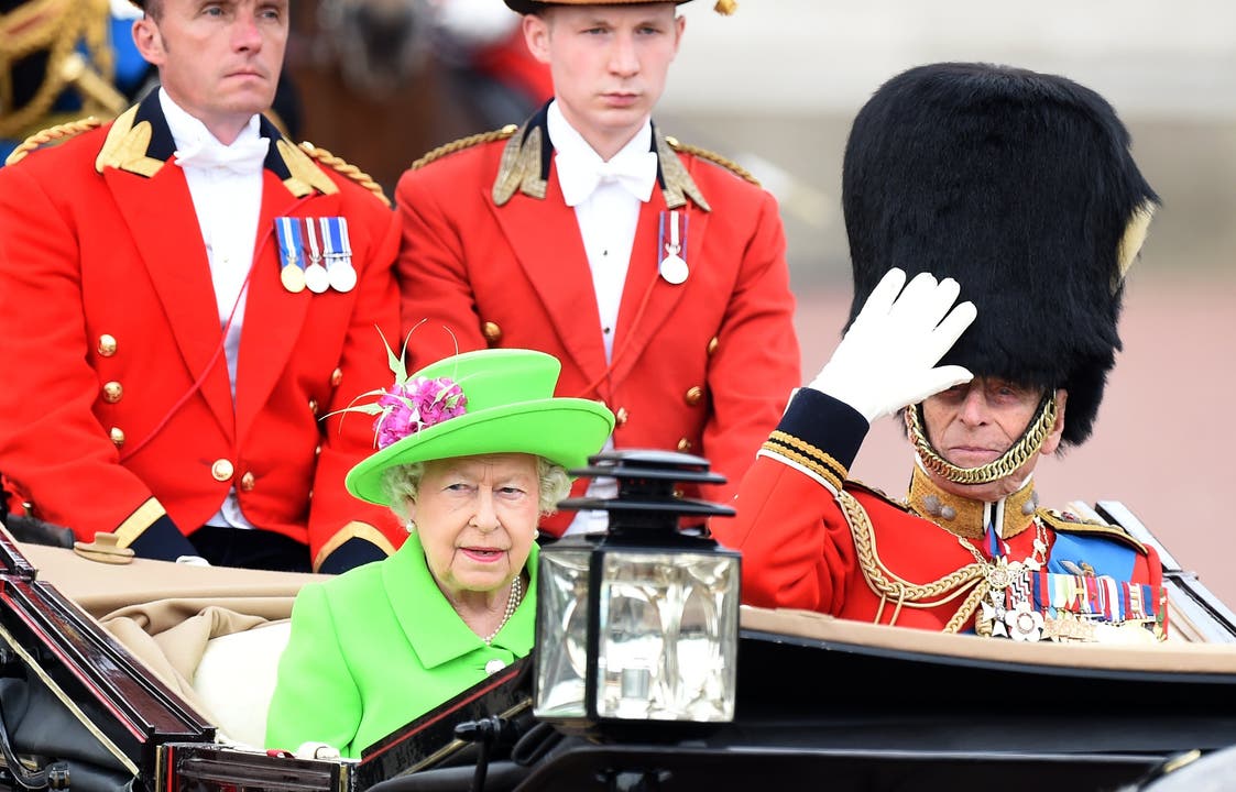Queen Elisabeth II und Prinz Philip an einer Parade