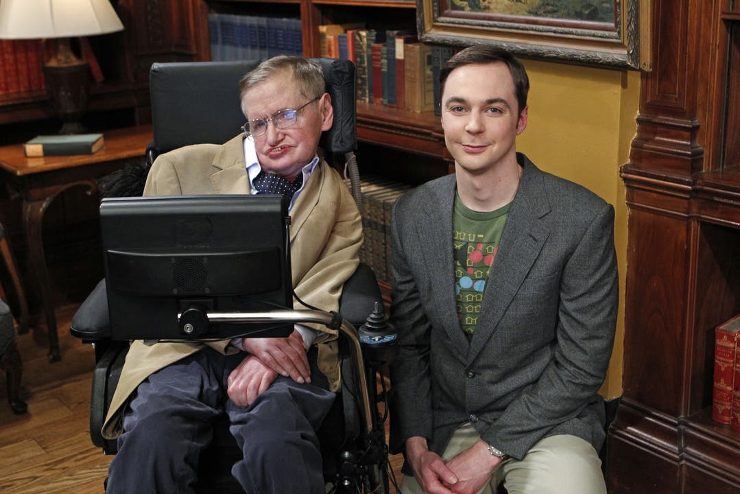 The Big Bang Theory In der Comedyserie trifft Astrophysiker Sheldon (Jim Parsons) endlich sein grosses Idol. Hawking hat Sheldons Arbeit gelesen: «Ihre Thesen sind faszinierend.» Der nervöse Sheldon ist erleichtert und stolz. Dann sagt Hawking: «Leider sind sie falsch.