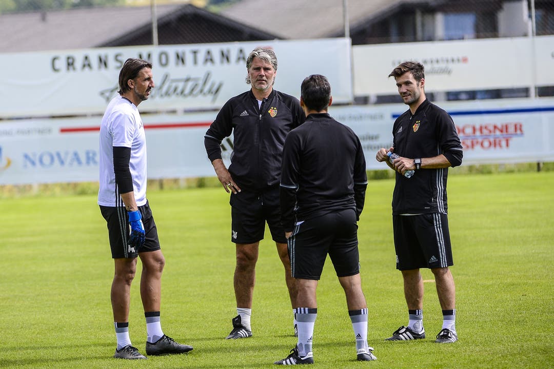 Das Trainerteam im Gespräch: Massimo Colomba, Marco Walker, Massimo Lombardo und Raphael Wicky (von links nach rechts).