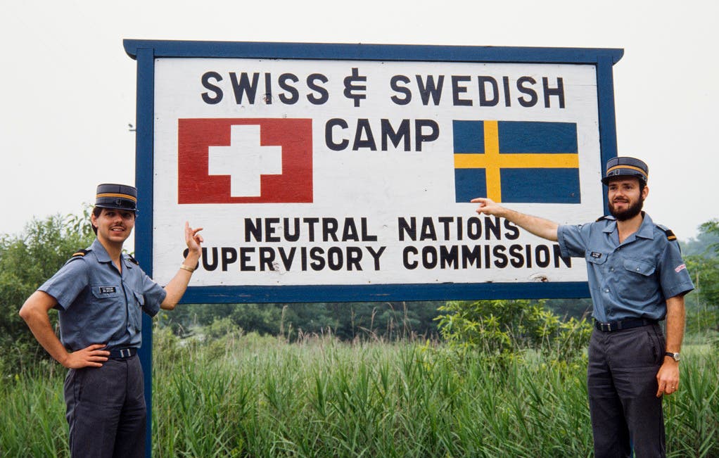 Ein Bild aus dem Archiv: Oberleutnant Rene Häusler, links, und Oberleutnant Daniel Furrer, rechts, posieren vor dem Eingang des Camps der schweizerischen und schwedischen Delegation in Panmunjom am 19. Juli 1983.