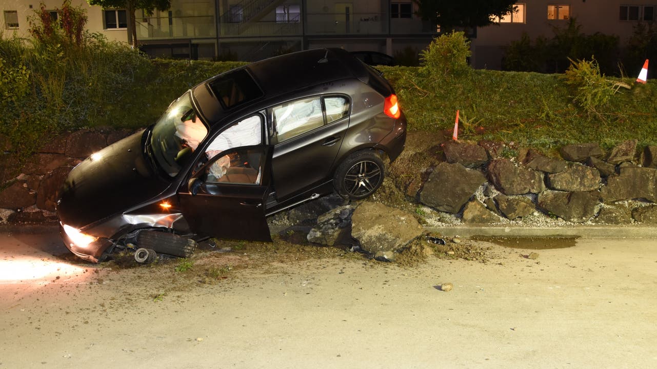 Uzwil (SG), 26. Juli Auf der Fichtenstrasse in Uzwil SG ist ein 25-jähriger Mann mit seinem Auto vor einer Polizei-Patrouille geflüchtet. Sein Auto kollidierte mit einem entgegenkommenden. Beim Fahrer wurde festgestellt, dass er fahrunfähig war. Der Führerausweis wurde abgenommen.
