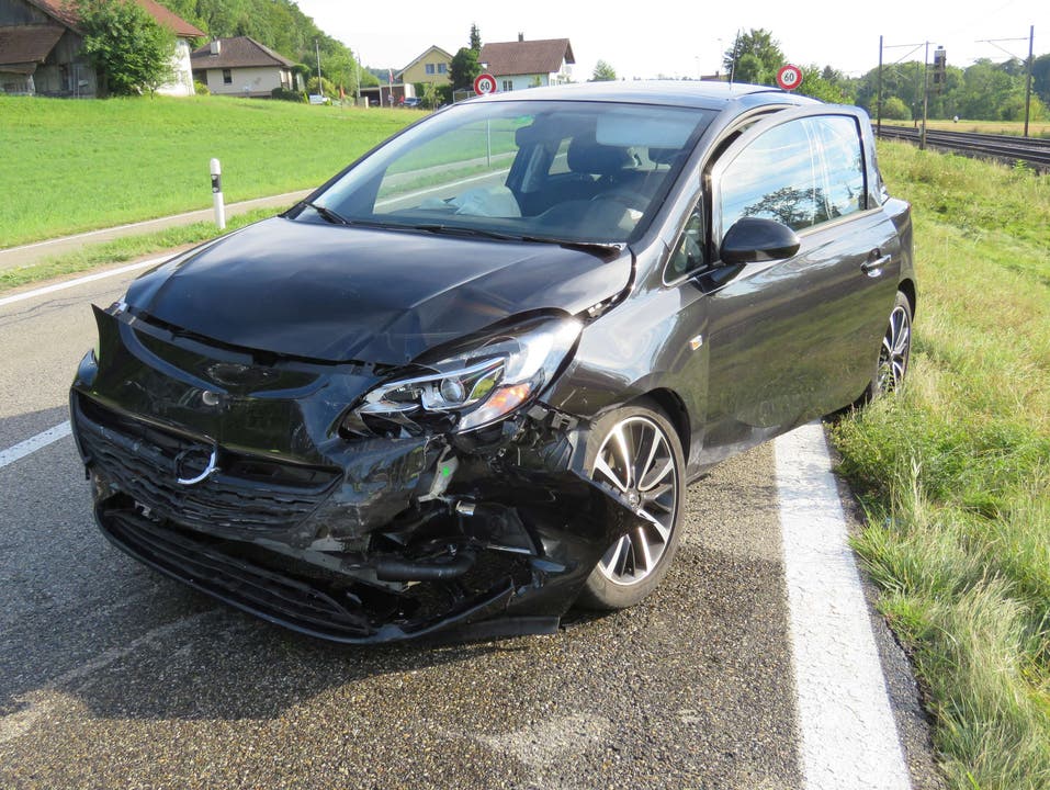 Murgenthal (AG), 17. Juli Aus unbekanntem Grund geriet ein Automobilist auf die Gegenfahrbahn. Dort stiess der Wagen mit einem Lieferwagen und einem weiteren Auto zusammen.