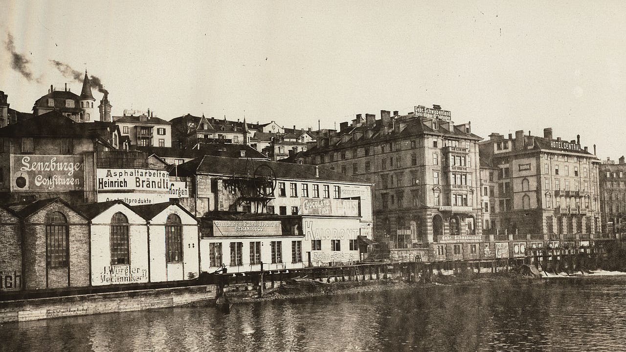 Neumühle-Quai zwischen Central und Walcheplatz vor 1900. Zürich erlebte im Industriezeitalter den Aufstieg zur heutigen Wirtschaftsmetropole der Schweiz. Heute ist nur noch wenig Industrie inmitten der Stadt ansässig.