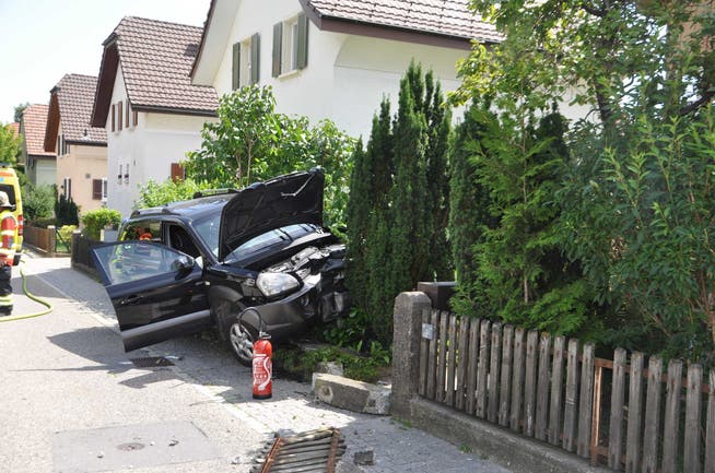 Aufgrund eines medizinischen Problems kollidierte ein Auto mit einer Gartenmauer.