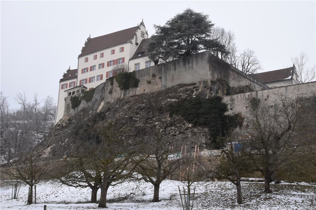 Die Stiftung etuna besitzt neben dem Schloss Kasteln auch den unmittelbar dahinter liegenden Bauernhof Kasteln, der verpachtet ist.