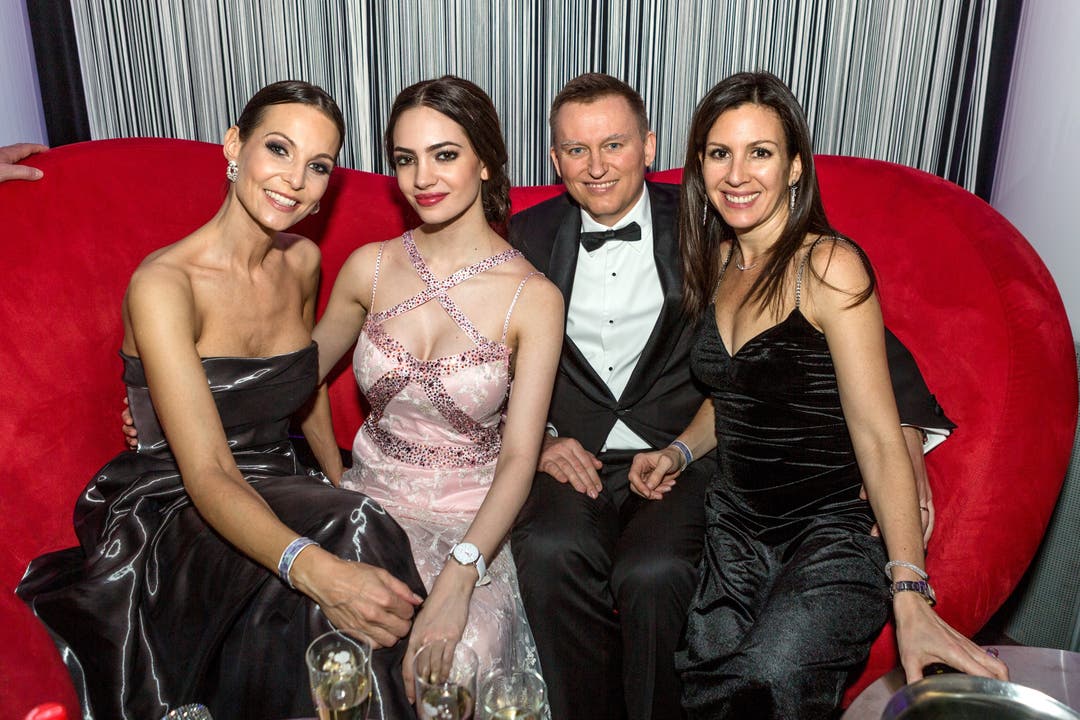 Miss-Schweiz-Wahl 2018 Die Afterparty im Club Joy des Grand Casino Baden. Ex-Miss Anita Buri, Jastina Doreen, Trafo-CEO Reto Leder und seine Frau Karla Leder.