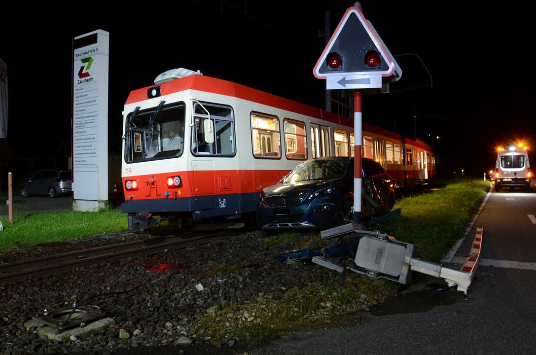 Niederdorf BL, 11. Juni Ein Zug der Waldenburgerbahn ist am Montagabend auf einem Bahnübergang in Niederdorf in einen stehenden Personenwagen gekracht. Verletzt wurde niemand, doch entstand hoher Sachschaden.