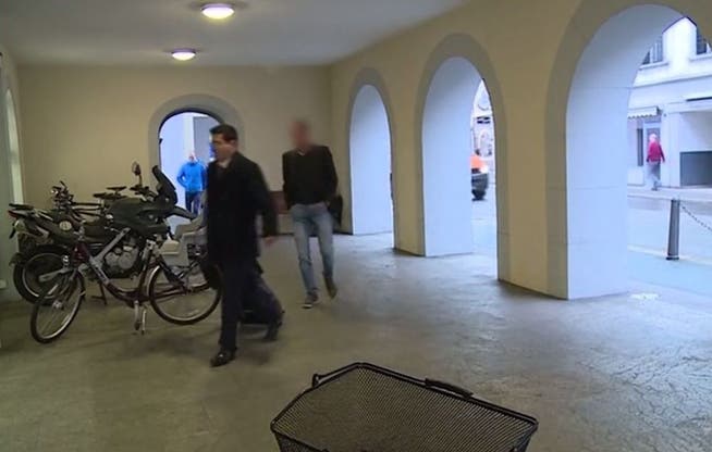 2016 sprach das Bezirksgericht Zurzach den Unfallverursacher schuldig. Der Angeklagte, kurz bevor er das Rathaus in Bad Zurzach betritt.