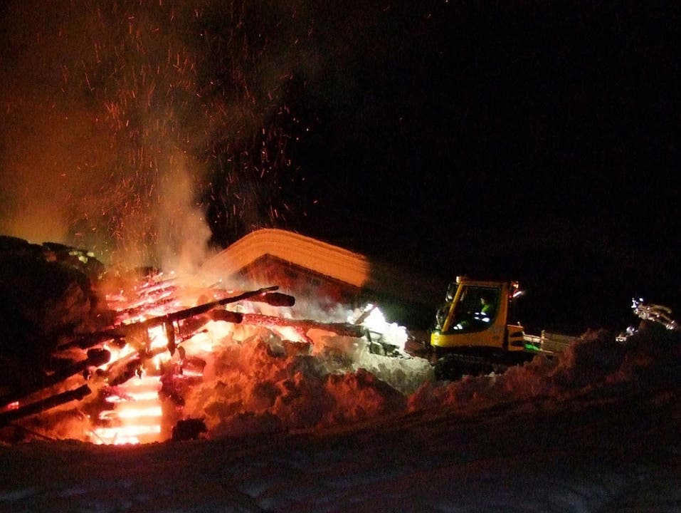 Klosters GR, 5. Januar Die Feuerwehr hat in der Nacht auf Freitag zu ungewöhnlichen Mitteln greifen müssen: Ein brennender Stall in einer abgelegenen Siedlung wurde mit einem Pistenfahrzeug gelöscht. Dabei schob eine Pistenmaschine Schnee auf den brennenden Stall. Die Brandursache ist unklar.