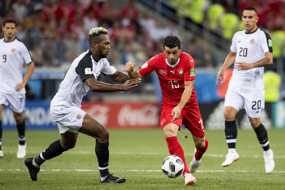 RUSSIA SOCCER FIFA WORLD CUP 2018 SWITZERLAND COSTA RICA Costa Rica's defender Kendall Watson, left, fights for the ball with Switzerland's midfielder Blerim Dzemaili, right, during the FIFA World Cup 2018 group E preliminary round soccer match between Switzerland and Costa Rica at the Nizhny Novgorod Stadium, in Nizhny Novgorod, Russia, Wednesday, June 27, 2018. (KEYSTONE/Laurent Gillieron)