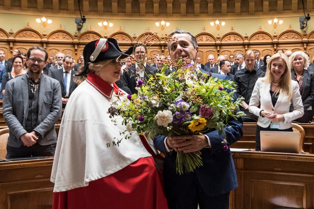 Ratsweibelin Nathalie Radelfinger mit Bunderat Ignazio Cassis, der sich über die Blumen freut.