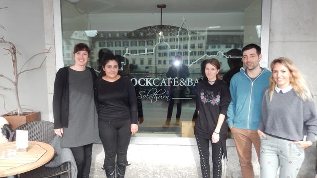 Sie freuen sich über das gelungene Projekt (v. l.): Nina Emch (Job Coach Hohenlinden), Selin Deniz und Kerstin Duss (Abgängerinnen Hohenlinden), sowie Stephan Marti und Damaris Häfeli von der Cafébar Barock.
